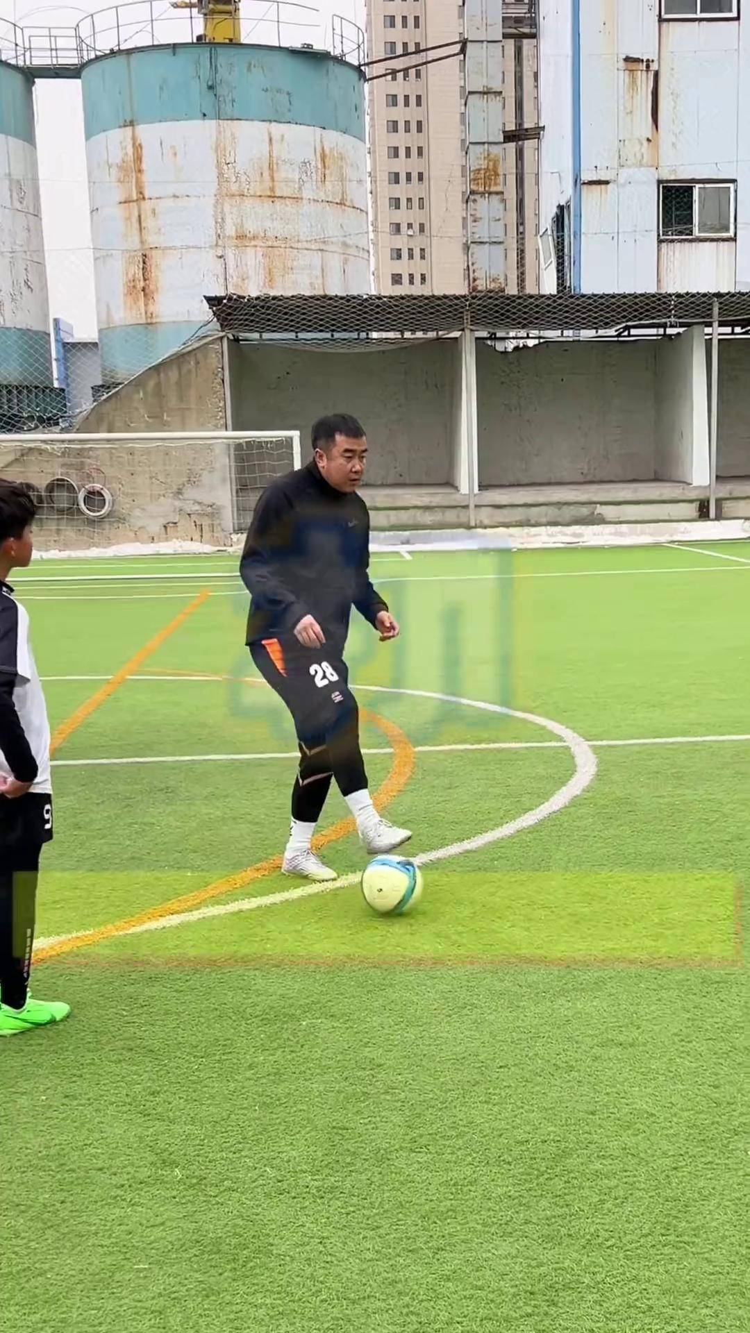 精妙足球比赛战术引发技术讨论