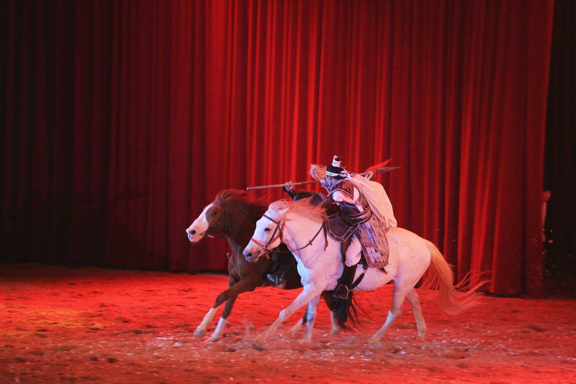 骑马比赛场面壮观，选手技法娴熟