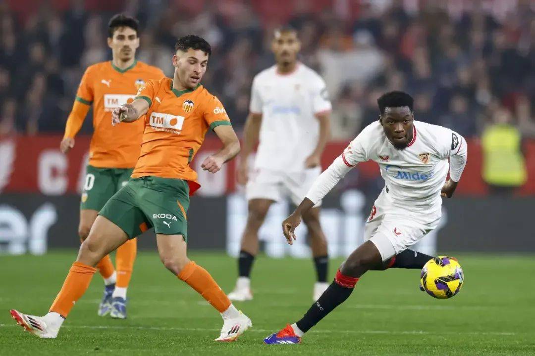 包含狂热比赛！巴伦西亚意外战胜塞维利亚的词条