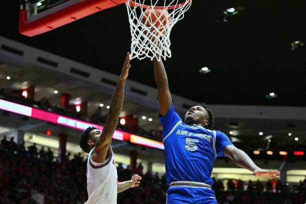 包含对手强化外线防守限制球队投篮的词条