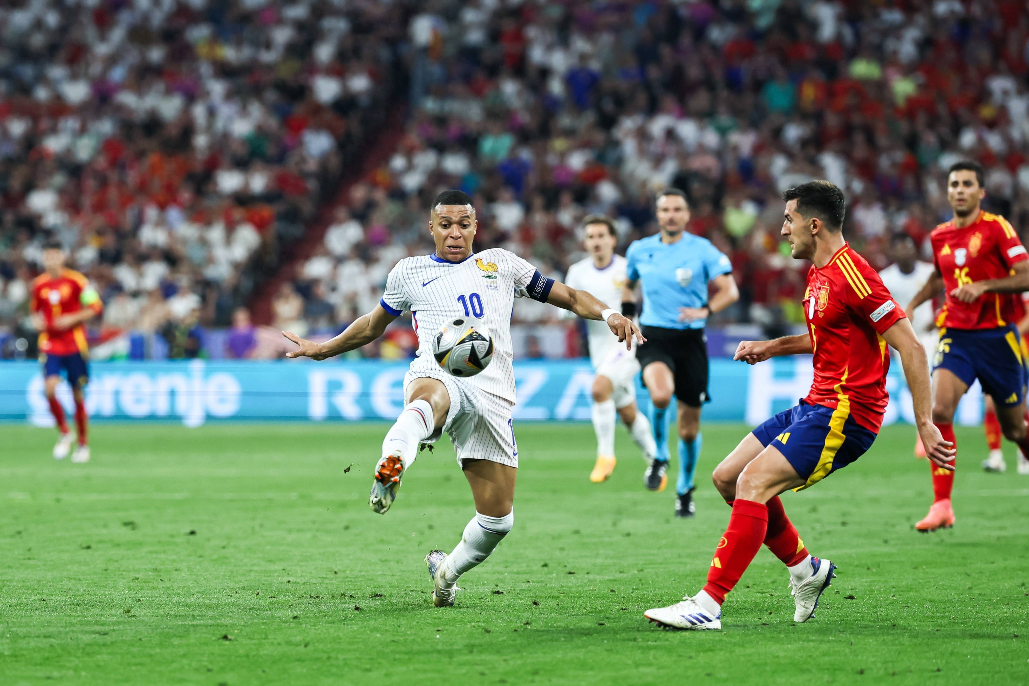 欧洲杯惊险逆转取胜，粉丝狂欢不已的简单介绍