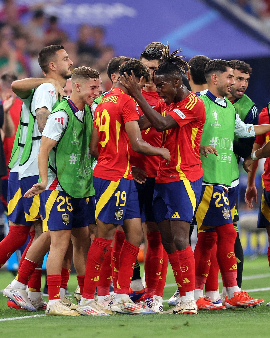 关于欧洲杯决赛震撼开打，巅峰对决引爆全场的信息