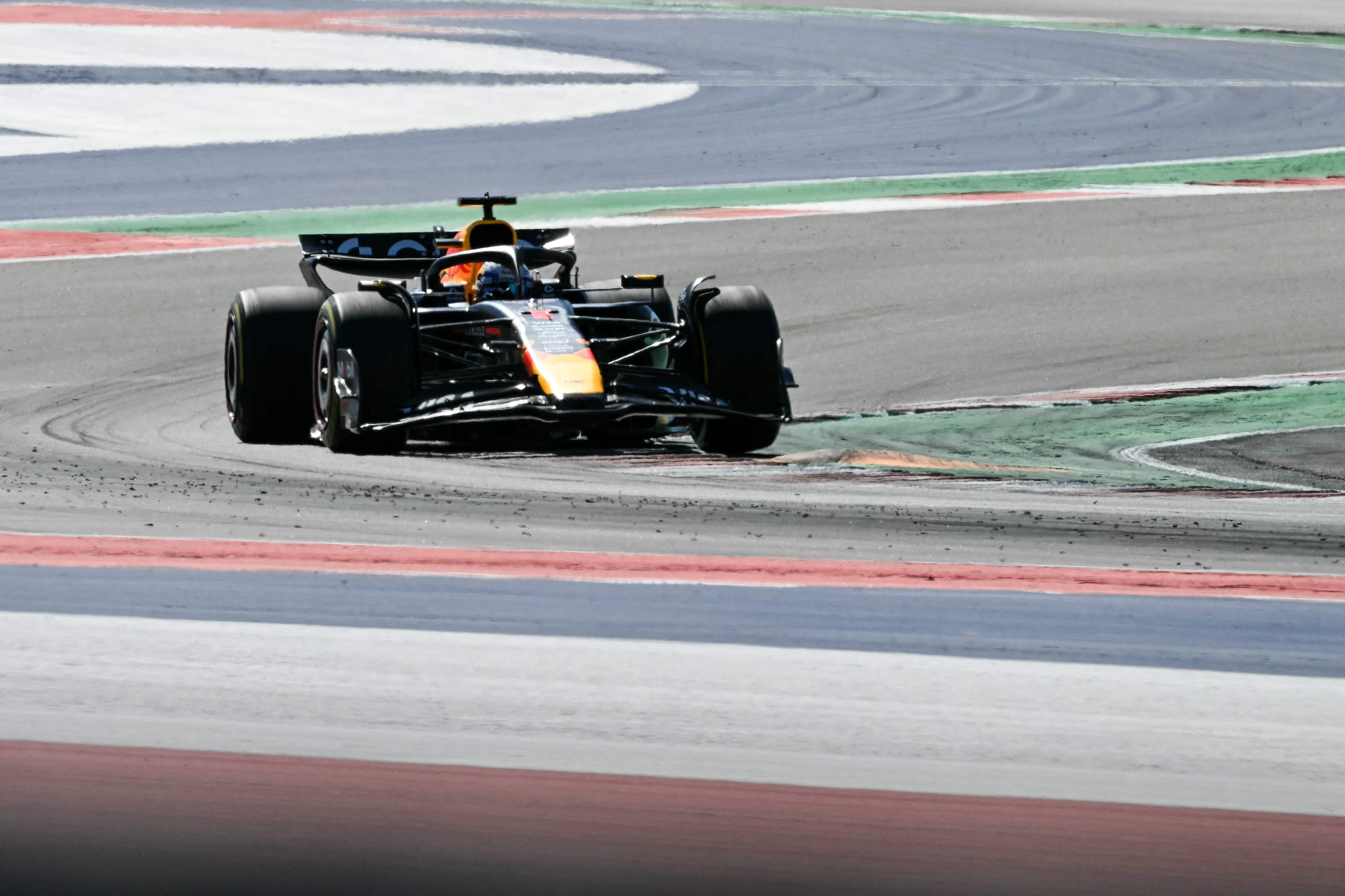 梅赛德斯完胜迈凯伦，维斯塔潘点燃赛场的简单介绍