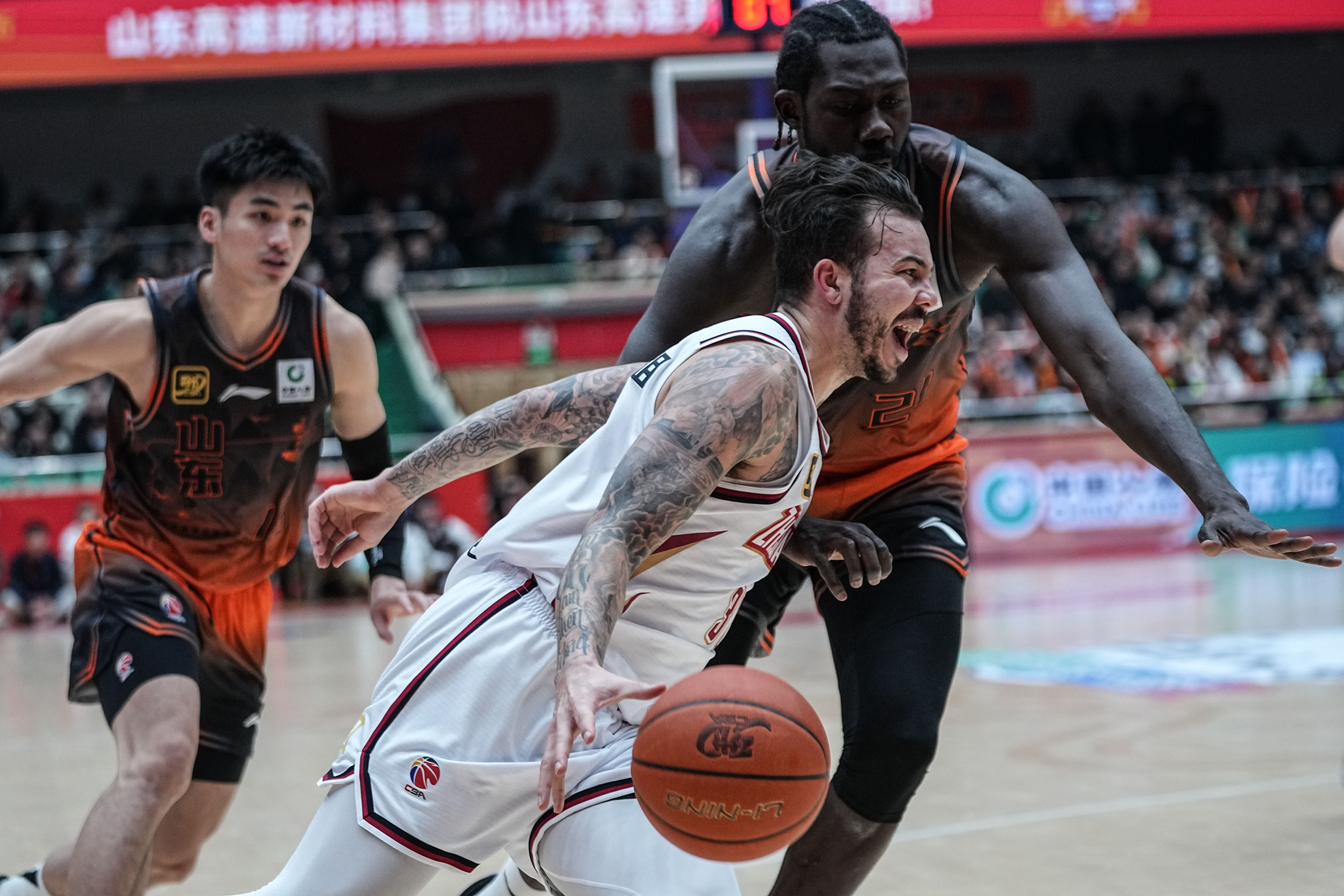 四川队完胜青岛队,浓眉哥点燃赛场 四川队完胜青岛队,浓眉哥点燃赛场