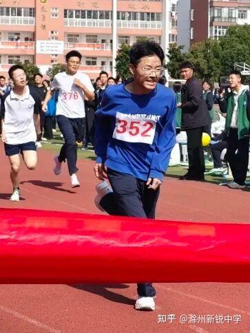 卡利亚里球员集体发飙,引发赛场混乱场面紧张 卡利亚里球员集体发飙,引发赛场混乱场面紧张