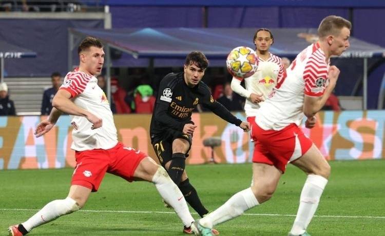 塞维利亚主场大胜,继续领跑积分榜 塞维利亚主场大胜,继续领跑积分榜