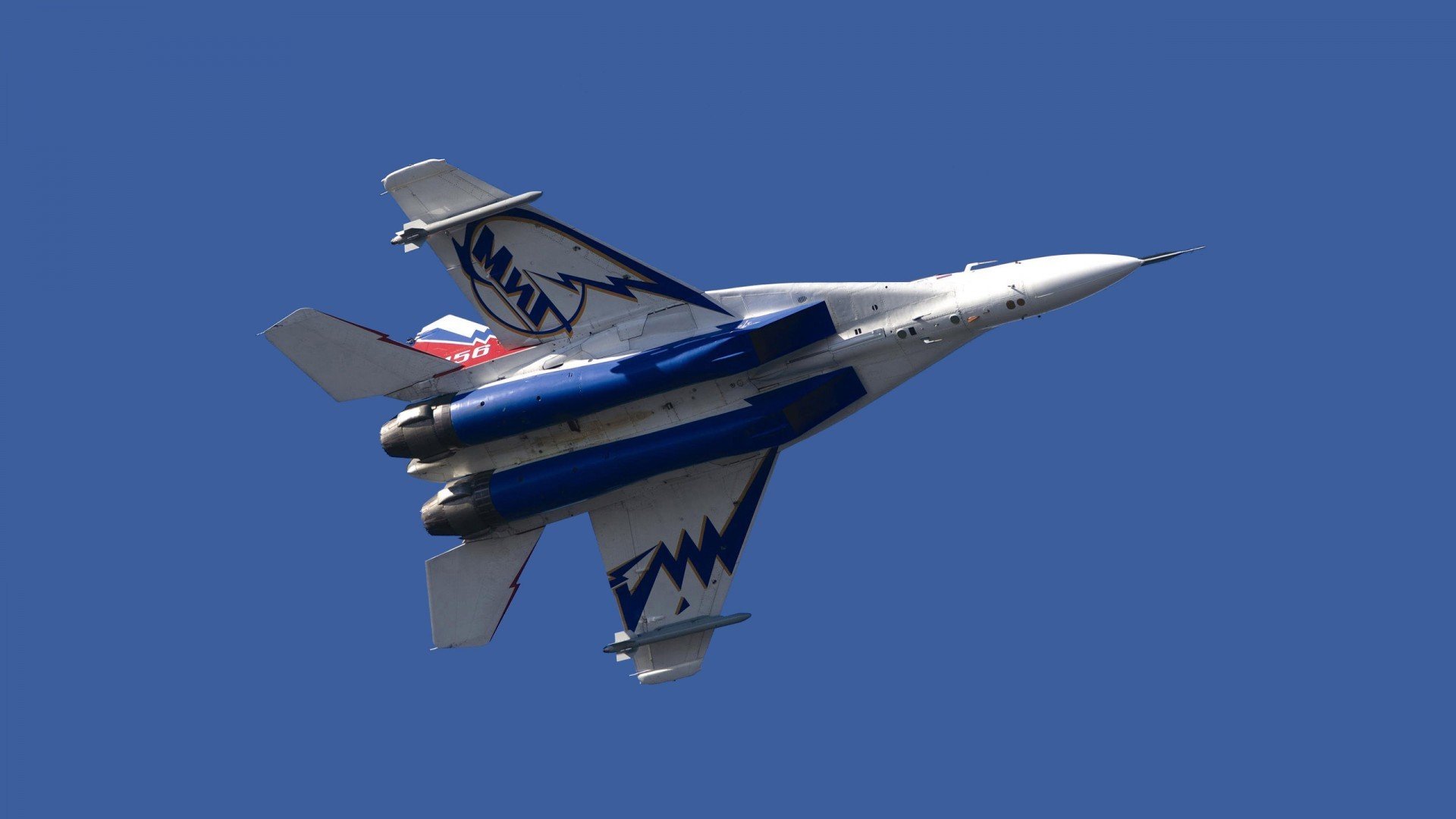 子弹击穿绸缎,当几内亚的野性撕碎米兰的优雅